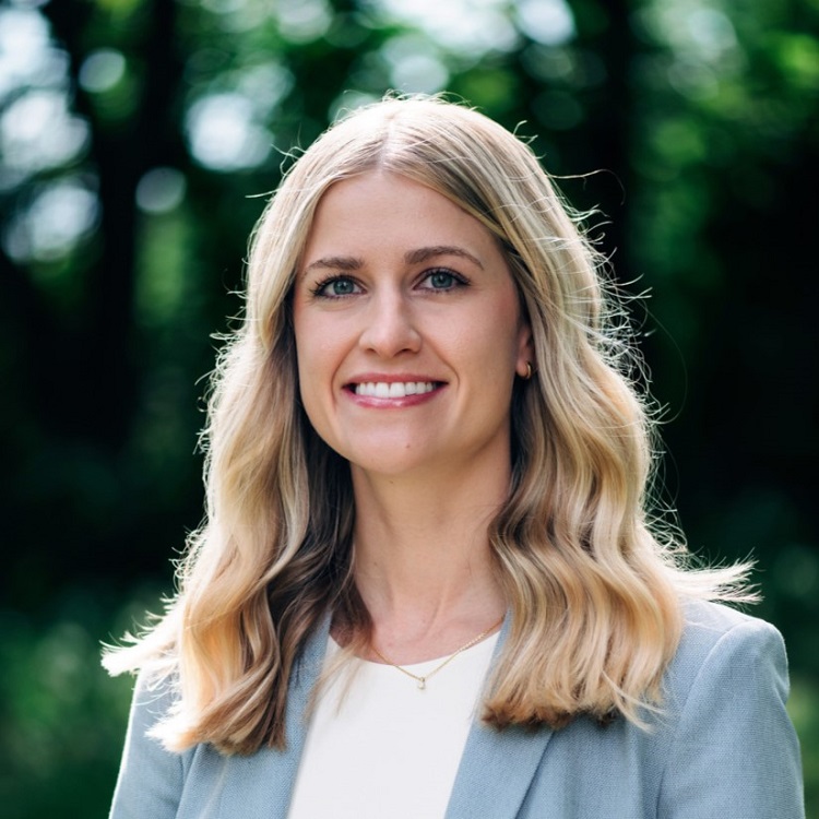 Woman smiling with blonde hair. 